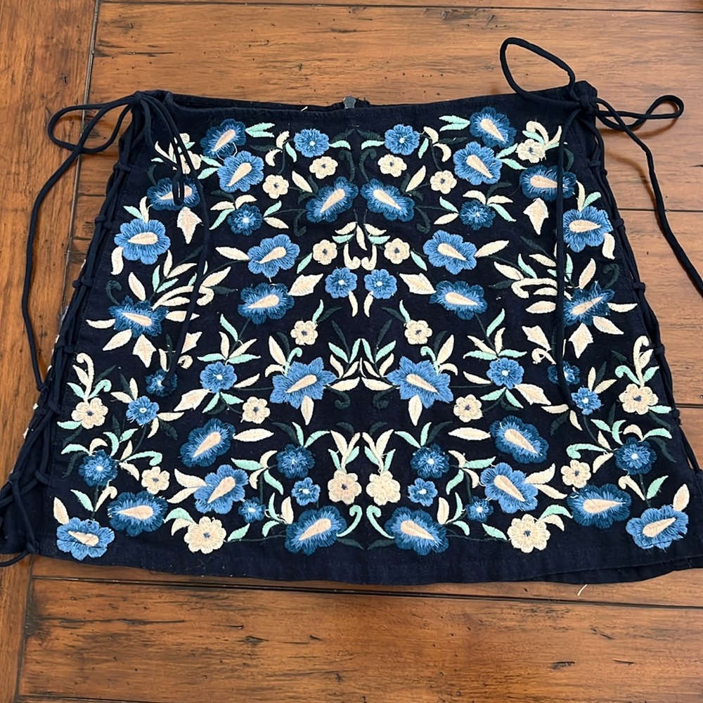 Embroidered mini skirt